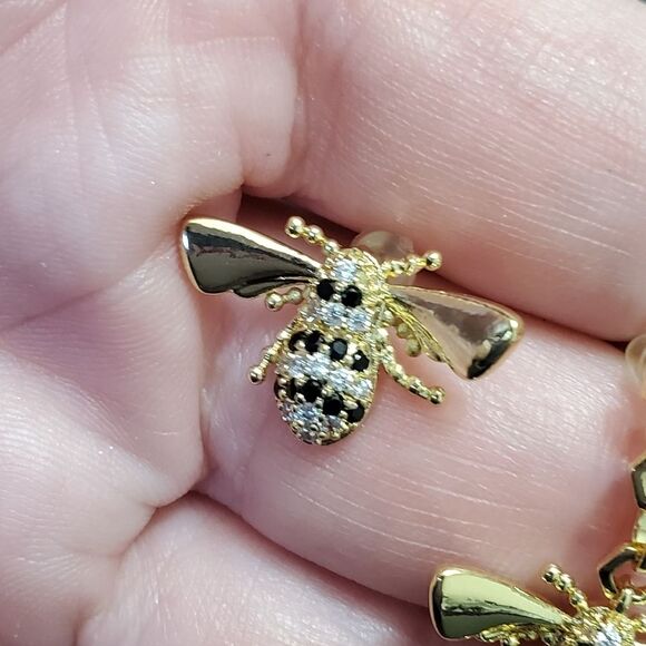 Gold tone bee earrings - Picture 7 of 7